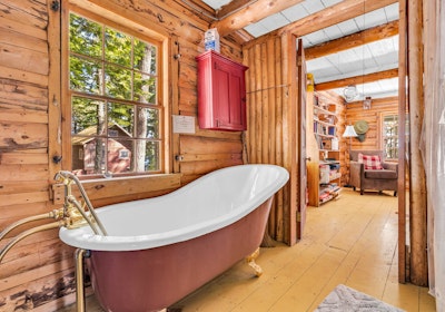 Butterfield Lodge claw tub